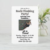 Bouldering-Kletterer löst Problem Felsenklettern  Einladung (Stehend Vorderseite)