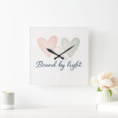 Bound by Light Quadratische Wanduhr (Zuhause)