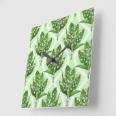 Bouquet der Lilie des Tales Blume auf grün Quadratische Wanduhr (Winkel)