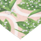 Bouquet der Lilie des Tals Blume auf rosa Tischdecke (Schrägansicht)