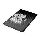 Bouquet der Rose Schwarz & Weiß Badematte (Schrägansicht)