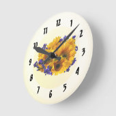 Bouquet mit Sonnenblumen und Lila Statice Runde Wanduhr (Winkel)