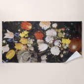 Bouquet von Blume in einer Erdenware-Vase Strandtuch (Vorderseite)