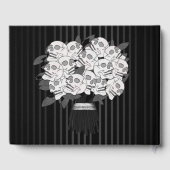 Bouquet von Skull-Rose Black & White Wedding Gästebuch (Rückseite)