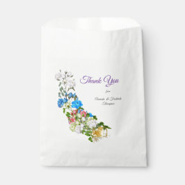 Bouquets von mehrfarbigen Rose auf Seidentexturen Geschenktütchen