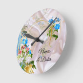 Bouquets von mehrfarbigen Rose auf Seidentexturen Runde Wanduhr (Winkel)