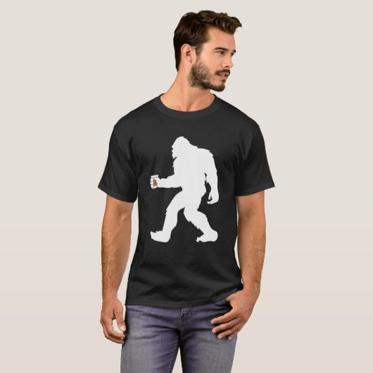 Bourbon Whiskey Drinks Bigfoot Sasquatch T Shirt (Vorne ganz)