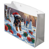 Bouviers des Flandres Weihnachtsfest Schneeszene Große Geschenktüte (Rückseite Schrägansicht)