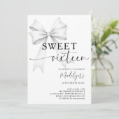 Bow Black White Modern Elegant Simple Sweet 16 Einladung (Stehend Vorderseite)