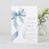 Bow Coquette Blue 1st Birthday  Einladung (Stehend Vorderseite)