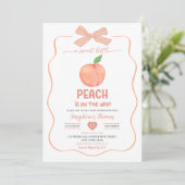 Bow Coquette Sweet Little Peach Baby Dusche Einladung (Stehend Vorderseite)