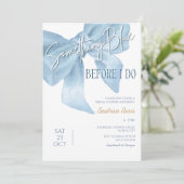 Bow Etwas Blue Dusty Minimalistisches Brautparty Einladung (Stehend Vorderseite)
