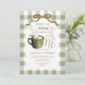 Bow Hot Cocoa 1st birthday Sage Green Gingham Einladung (Stehend Vorderseite)