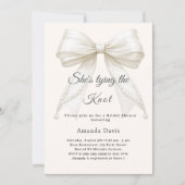 Bow ivory pearls tying the knot Bridal Shower Einladung (Vorderseite)