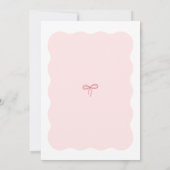 Bow Modern Minimalistisch Wavy Pink Girl Babydusch Einladung (Rückseite)