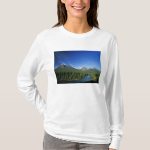 Bow River nahe dem Banff-Nationalpark in Alberta T-Shirt