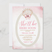 Bow She'll Be Here Soon Sea Shell Cute Baby Shower Einladung (Vorderseite)