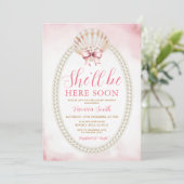Bow She'll Be Here Soon Sea Shell Cute Baby Shower Einladung (Stehend Vorderseite)
