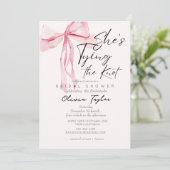 Bow She's The Knot Brautparty Einladung (Stehend Vorderseite)