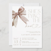 Bow She's The Knot Elegant Bridal Shower Einladung (Vorderseite)