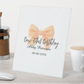 Bow-tiful birthday orange bow name date simple pas sockelschild (In Situ)