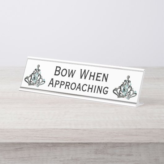 "Bow When Approach" Tiara Schreibtischnamensplakette (Vorderseite )