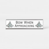 "Bow When Approach" Tiara Schreibtischnamensplakette (Vorderseite )