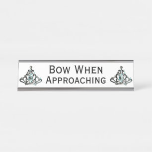 "Bow When Approach" Tiara Schreibtischnamensplakette