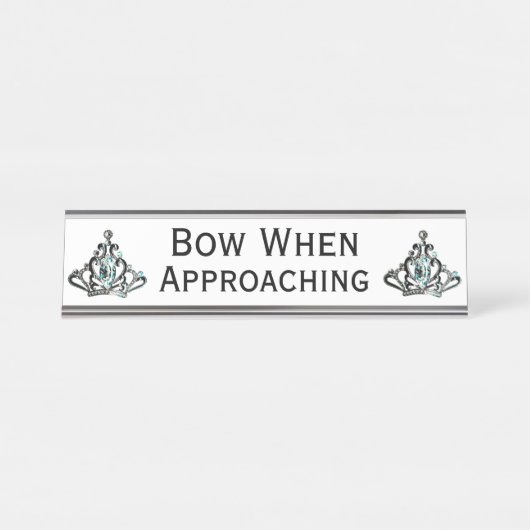 "Bow When Approach" Tiara Schreibtischnamensplakette (Vorderseite )