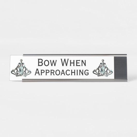 "Bow When Approach" Tiara Schreibtischnamensplakette (Vorderseite )