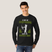 Bowfishing Keeps Worries away Bowfisher Bowhunter  T-Shirt (Vorne ganz)