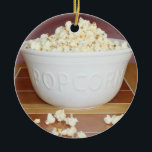 Bowl of Popcorn Keramik Ornament<br><div class="desc">* Eine große, überlaufene Schüssel mit frisch gepopptem Popcorn! Dieser lustige, filmzeitliche Imbiss wird auf einem Weihnachtsdekor platziert, das in verschiedenen Formen erhältlich ist. Ein schönes Partygeschenk für die Popcorn-Party-Gäste an den Weihnachtsdekorationen der Ansammlungen. * Wenn Text gewünscht wird, wählen Sie Schriftart Stil, Farbe, Größe und Platzierung der persönlichen Nachricht,...</div>