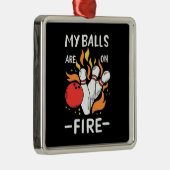 Bowler-Balls sind in Flammen. Ornament Aus Metall (Rechts)