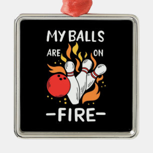 Bowler-Balls sind in Flammen. Ornament Aus Metall