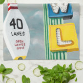 Bowling Alley Artwork Handtuch (Gefaltet)