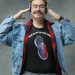 Bowling-Anzeige für benutzerdefinierte Meldungen T-Shirt<br><div class="desc">Fügen Sie Ihren eigenen lustigen Slogan,  oder personalisierten Text,  um eine benutzerdefinierte Grafik-Abschlag,  die perfekt für Ihren Lieblings-Bowler. Dieser T - Shirt zeigt einen Schuh aus Bowling in Rot,  Weiß und Blau,  der in fett weißer Schrift übersetzt ist.</div>