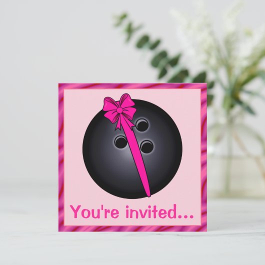 Bowling Ball mit Bow Birthday Einladung (Stehend Vorderseite)