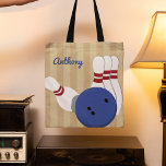 Bowling Ball und Buttone Personalisiert Tasche<br><div class="desc">Erstellen Sie ein personalisiertes Geschenk für Ihren Lieblings-Bowler,  wenn Sie ihren Namen zu dieser Tote-Tasche hinzufügen. Die Vordertasche hat eine realistische Abbildung eines Bowlingkugel und Bowling Buttone Set vor einem bräunlich gestreiften Hintergrund mit einem Spot,  um einen Namen in blauen Schriftzeichen hinzufügen. Auf der Rückseite befinden sich koordinierende Bowling-Designabbildungen.</div>