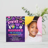 Bowling Birthday Party Rainbow Glow Foto Einladung (Stehend Vorderseite)
