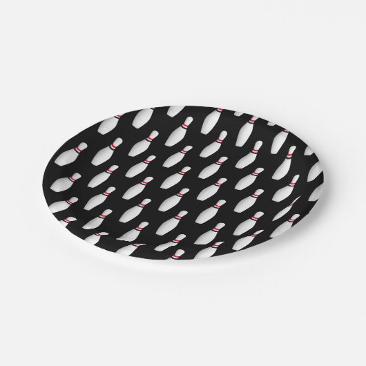 Bowling-Buttone auf schwarz Pappteller (Schrägansicht)