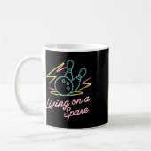 Bowling, der auf einem lustigen Geschenkdesign leb Kaffeetasse (Links)