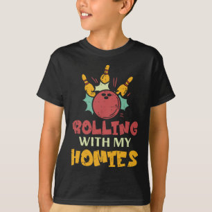 Bowling, der mit einer Familie zusammenrollt, die T-Shirt