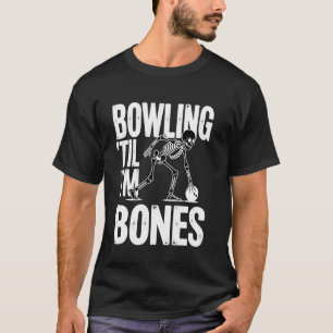 Bowling-Mannschaft in der Bowlingbahn mit Ball am  T-Shirt