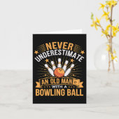 Bowling unterschätzt nie einen alten Mann mit eine Karte (Gelbe Blume)
