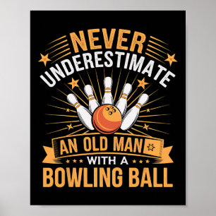 Bowling unterschätzt nie einen alten Mann mit eine Poster