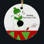 Bowling Wie ich Roll Keramik Ornament<br><div class="desc">Auf den Fahrspuren des Bowlings weiß dieser Schneemann,  wie man rollt. Einige Bowling Buttone klopften um und ein lustiges Sprichwort!</div>