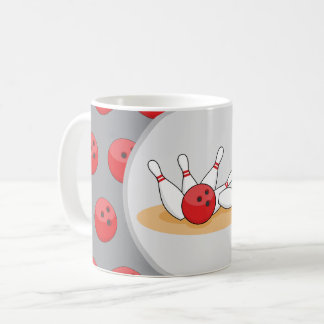 Bowlingkugel trifft Kegel mit Ballmuster Kaffeetasse