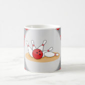 Bowlingkugel trifft Kegel mit Ballmuster Kaffeetasse (Mittel)