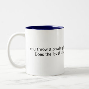 Bowlings-Ball: In einen See Zweifarbige Tasse