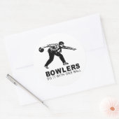 Bowlingspieler machen das mit einem Ball Runder Aufkleber (Umschlag)